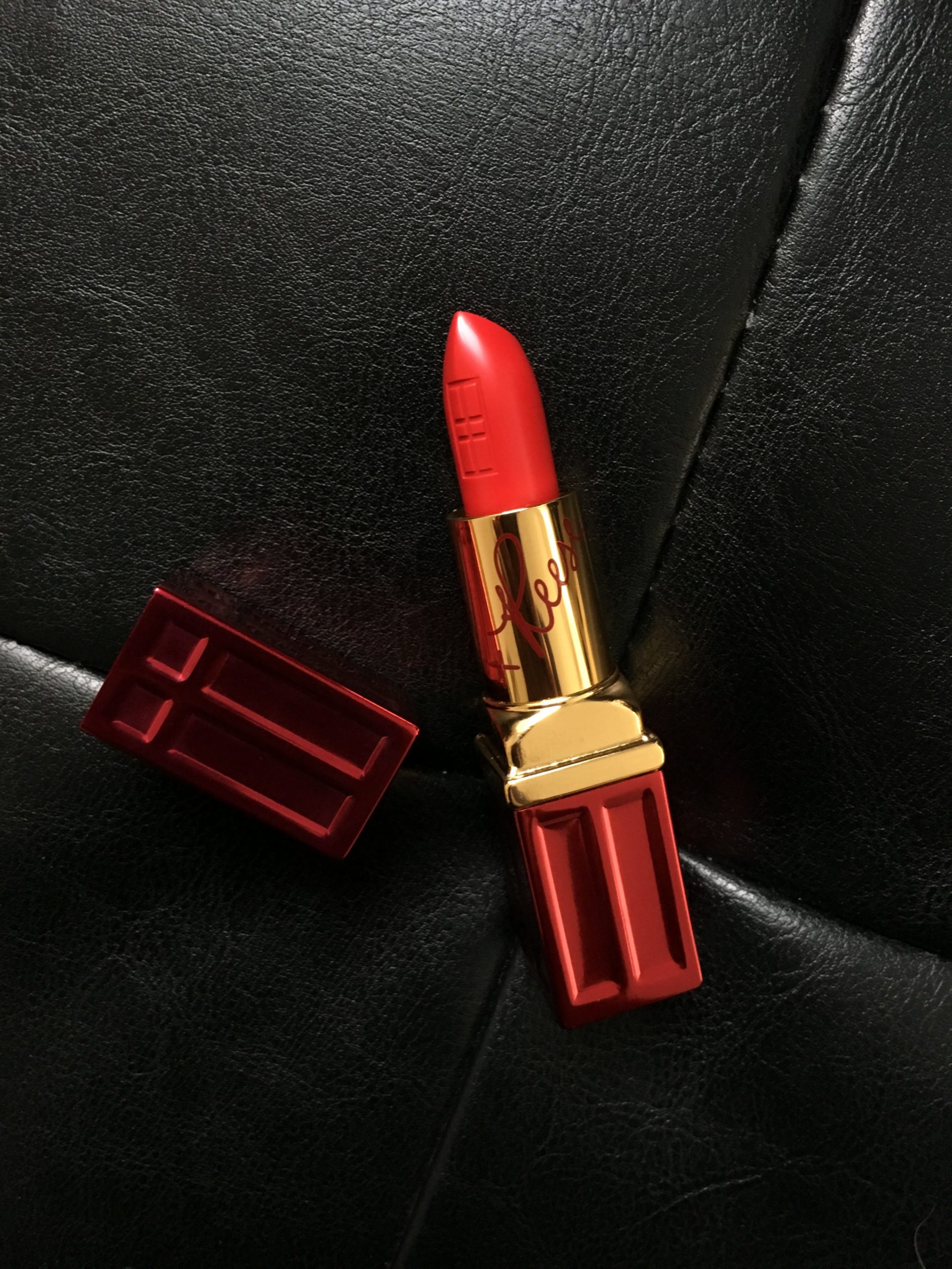Colonial Forfærde Peck Review, Swatches, Photos, Makeup Trends 2018, 2019, 2020: Best Red Lipstick,  Elizabeth Arden, Reese Witherspoon, Limited Edition Red Door Red  Moisturizing Lipstick | BeautyStat.com